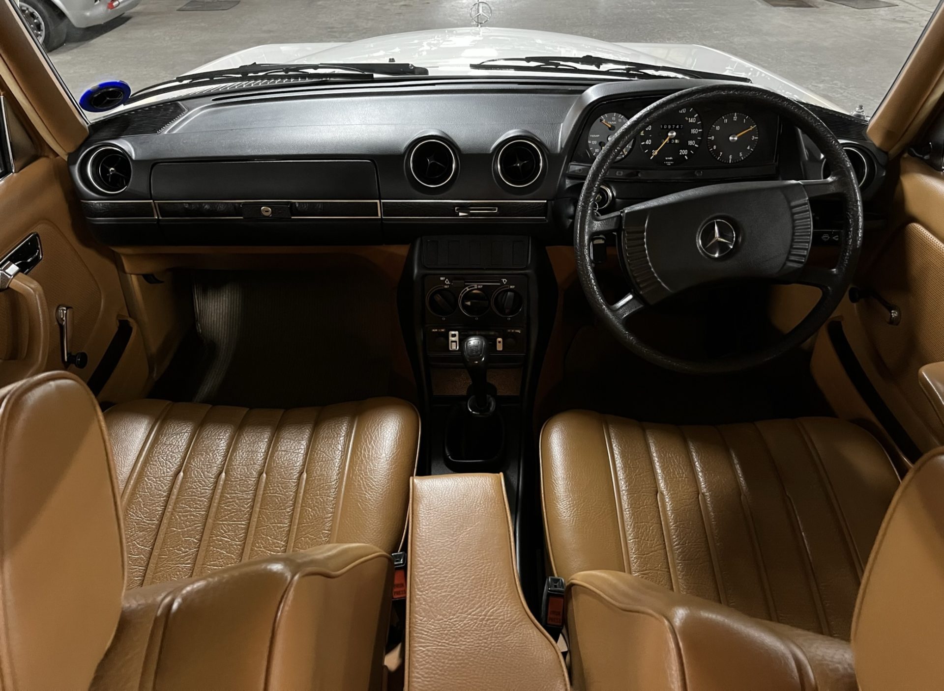 1977 Mercedes Benz W123 230