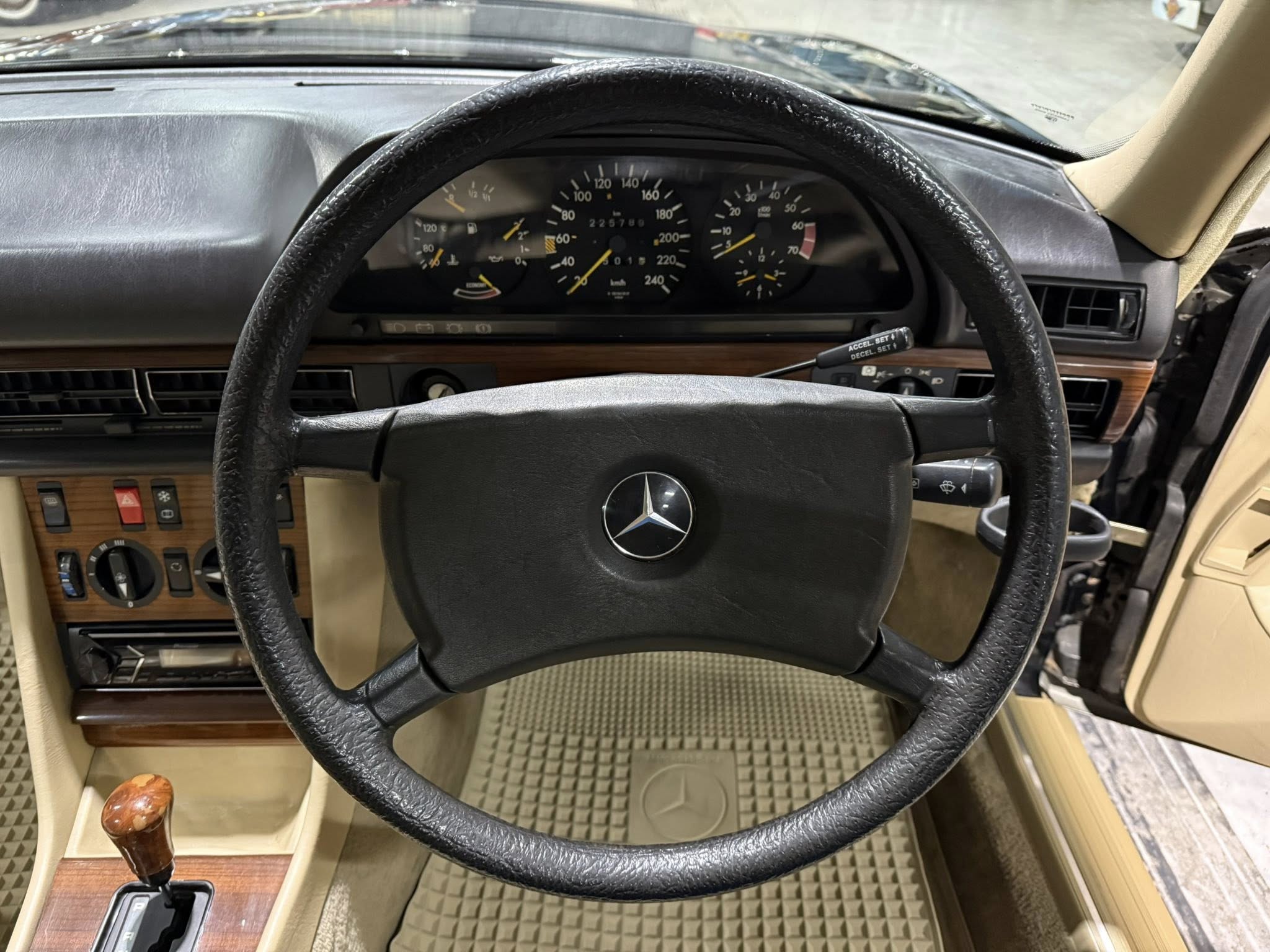 1985 Mercedes-Benz W126 380SE