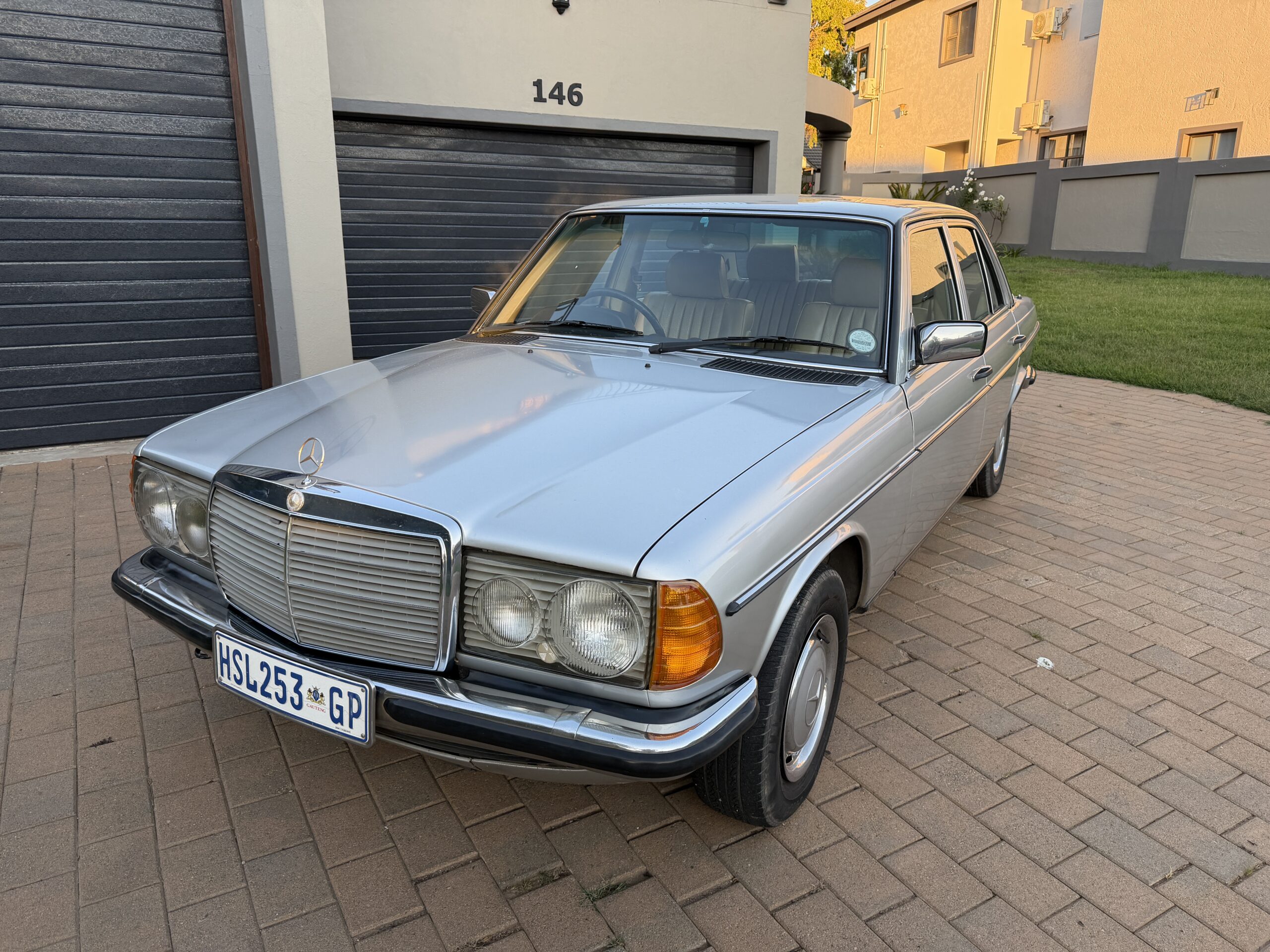 1985 Mercedes Benz W123 200 Manual