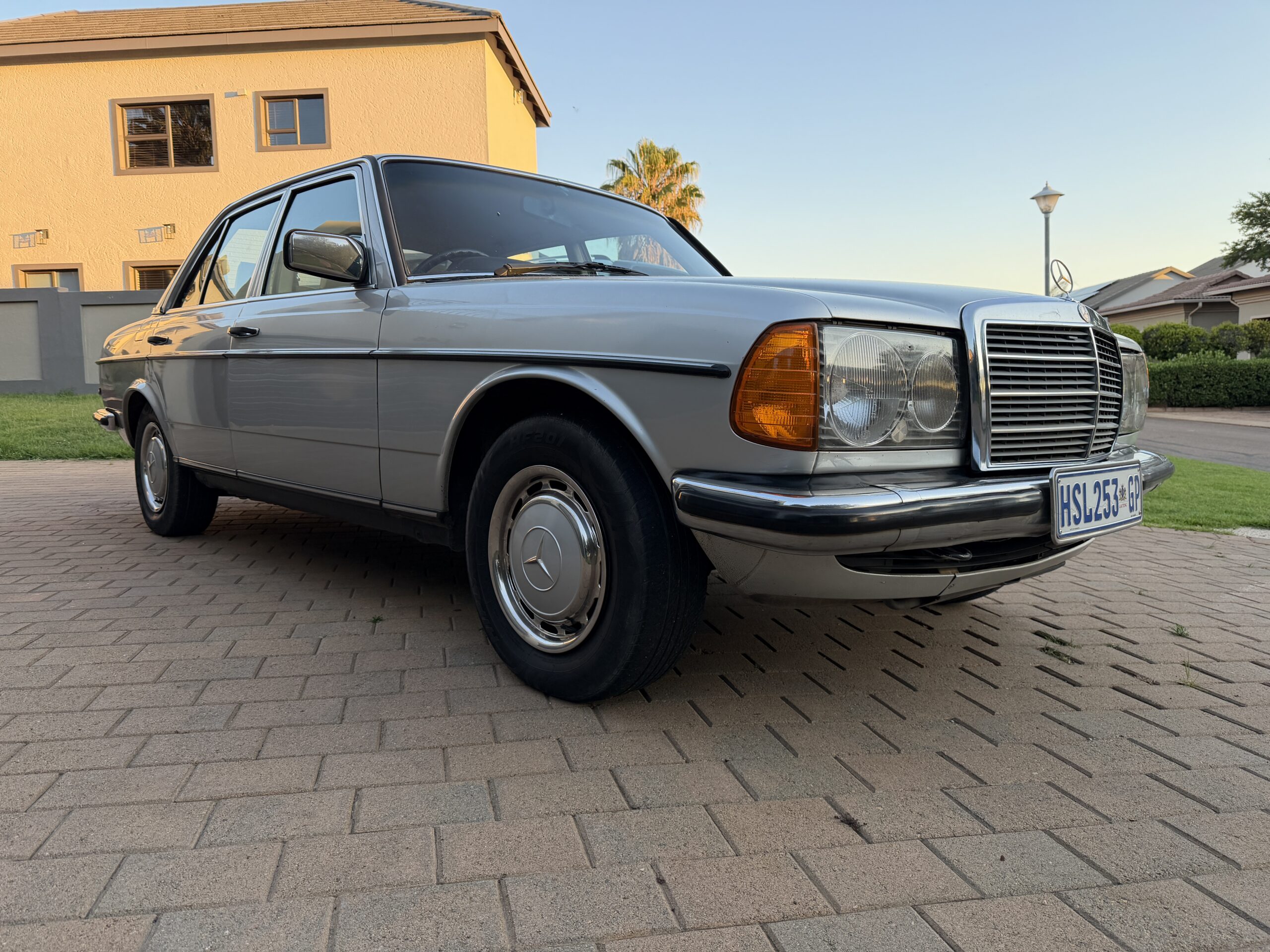 1985 Mercedes Benz W123 200 Manual