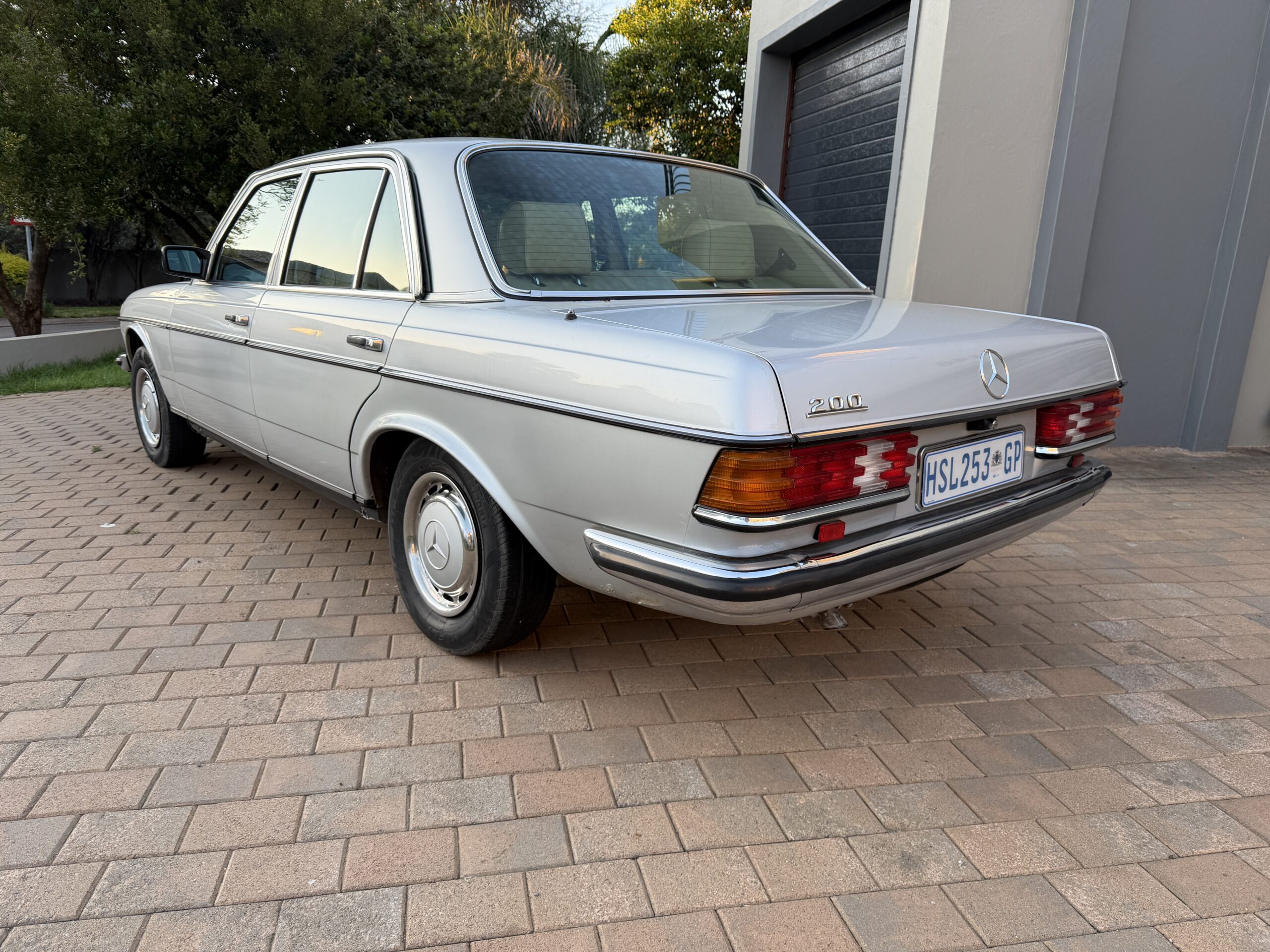 1985 Mercedes Benz W123 200 Manual