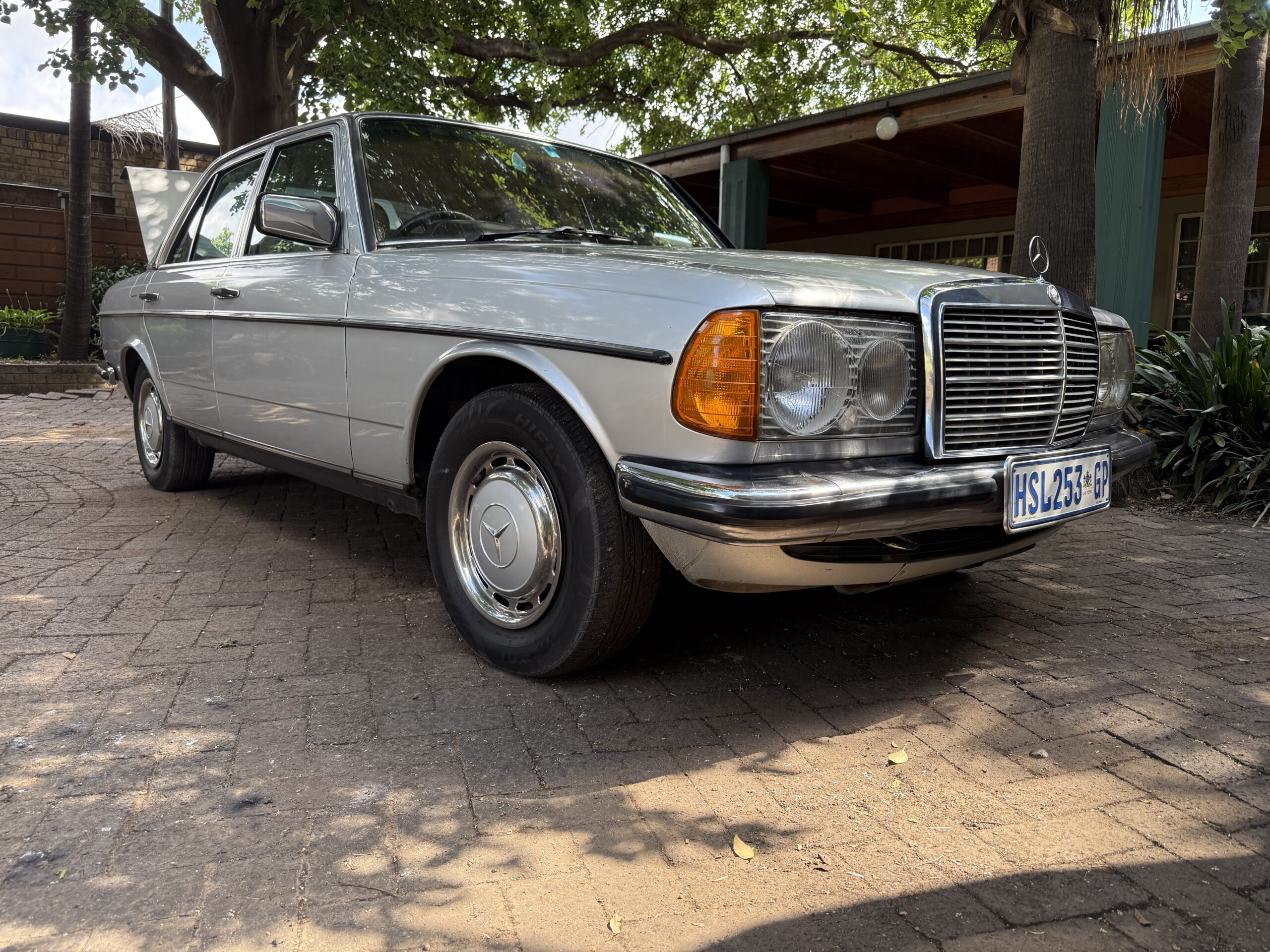 1985 Mercedes Benz W123 200 Manual