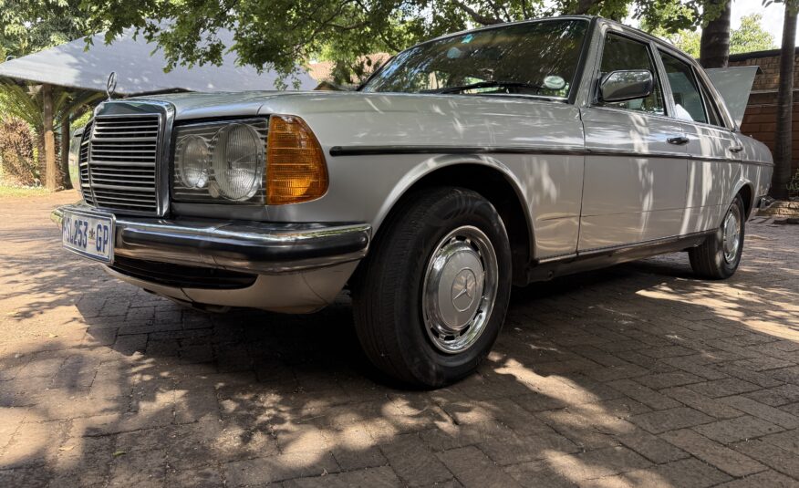 1985 Mercedes Benz W123 200 Manual