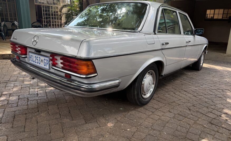 1985 Mercedes Benz W123 200 Manual