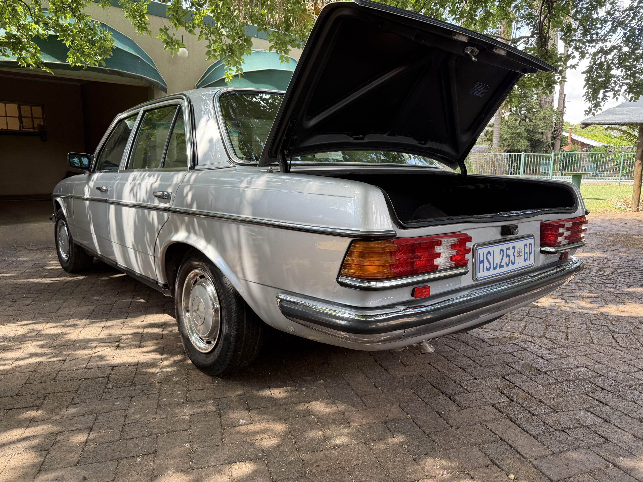 1985 Mercedes Benz W123 200 Manual