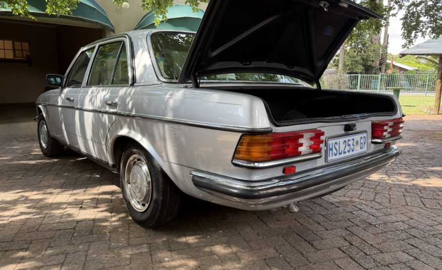 1985 Mercedes Benz W123 200 Manual