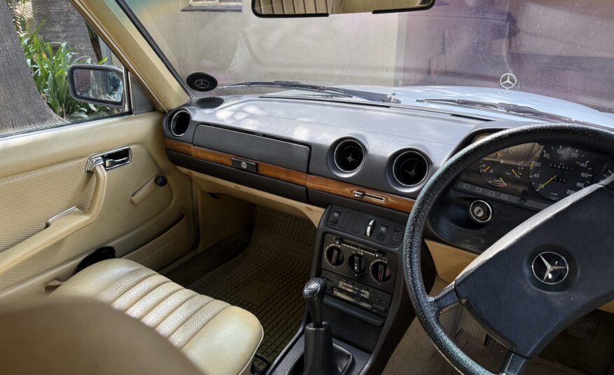 1985 Mercedes Benz W123 200 Manual