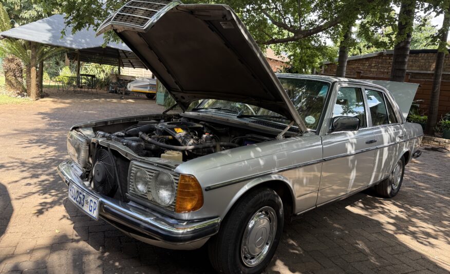 1985 Mercedes Benz W123 200 Manual