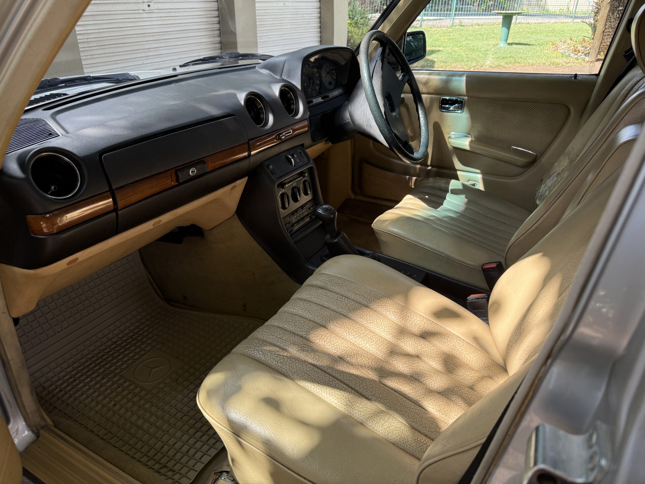 1985 Mercedes Benz W123 200 Manual
