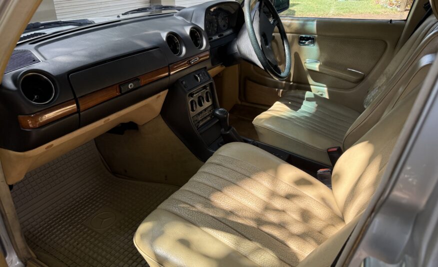 1985 Mercedes Benz W123 200 Manual