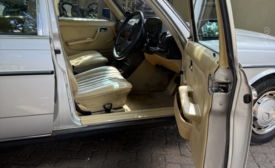 1985 Mercedes Benz W123 200 Manual