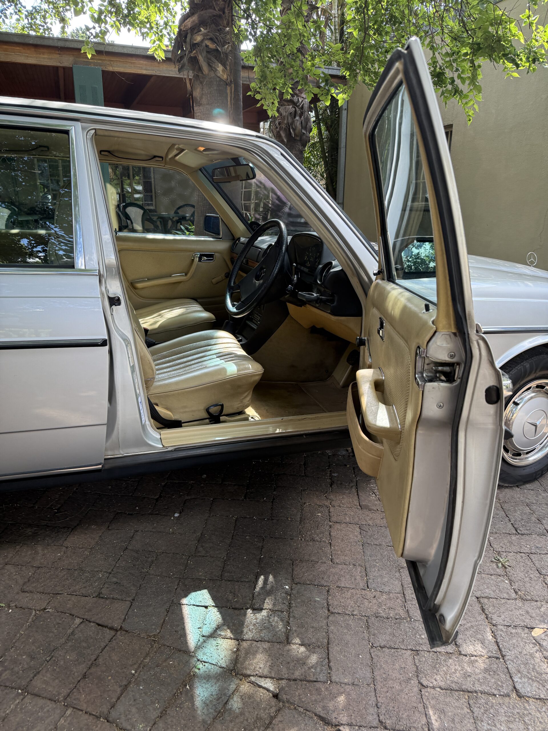 1985 Mercedes Benz W123 200 Manual